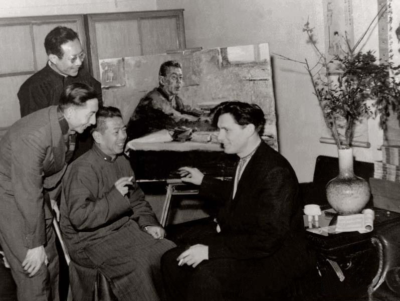 蘇聯(lián)畫家與上海中國畫院畫家孫祖勃(左一).jpg